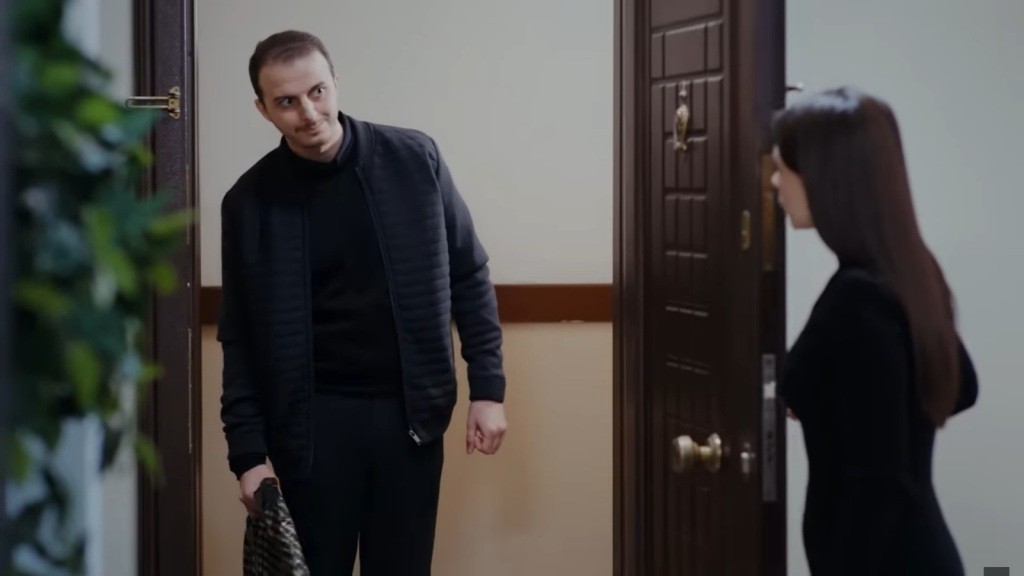 Ezgi otworzyła drzwi domu prokuratora. Przed wejściem stoi Kivanc i z lekkim uśmiechem zagląda do środka.