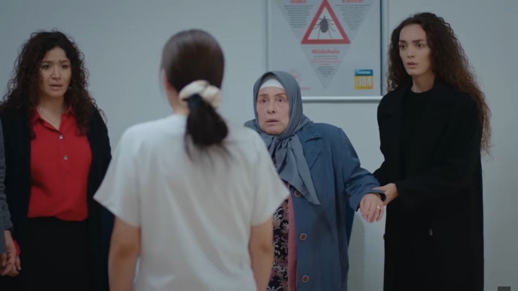 Nazli przekazuje rodzinie złe wieści.