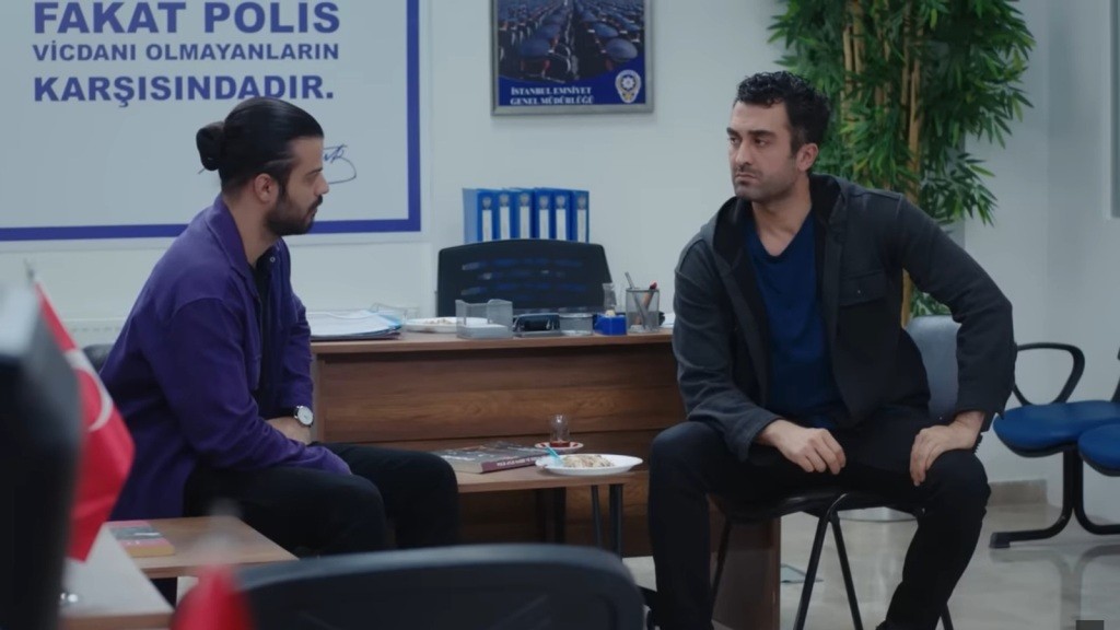 Volkan rozmawia z Feritem na komisariacie.