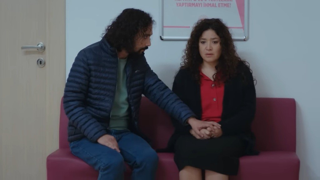 Semih siedzi obok siostry i trzyma ją za rękę w pełnym wsparcia geście.