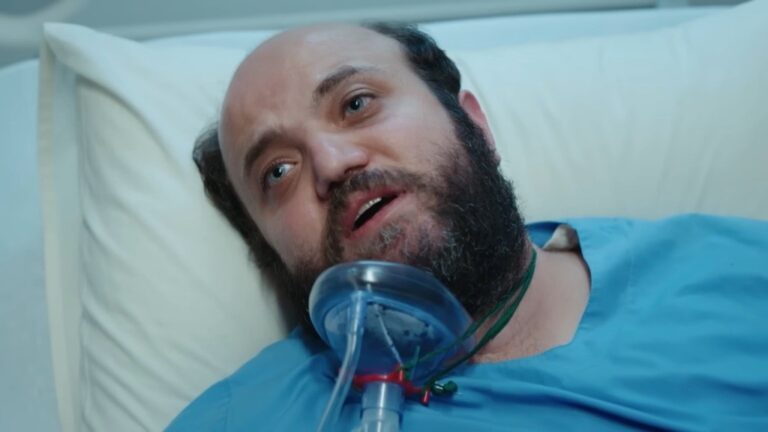 Sahin ma zdjętą maskę tlenową i otwarte oczy.