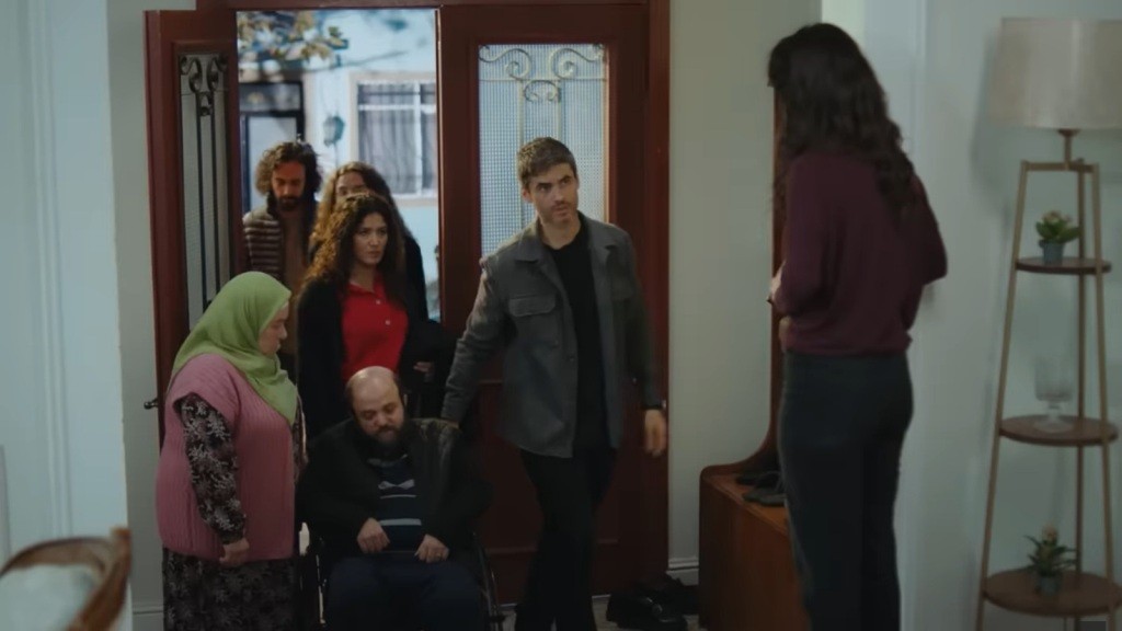 Sahin wraca na wózku inwalidzkim do domu.