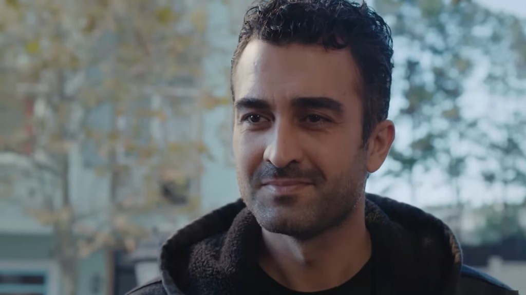 Ferit uśmiecha się. Jest szczęśliwy, bo w końcu odnalazł Nanę.