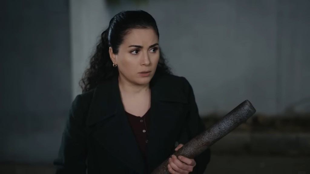Aynur z polanem w rękach.