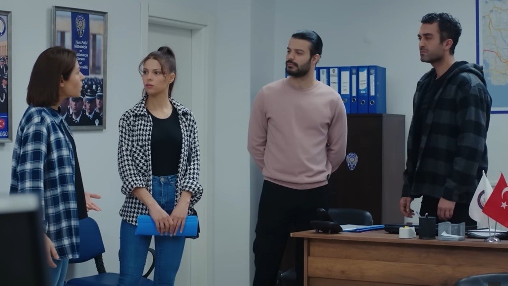 Scena na komisariacie. Kara, Ayse, Volkan i Ferit w biurze.