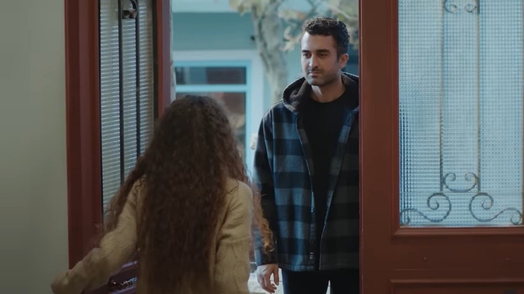 Nana otwiera drzwi, przed którymi stoi Ferit.