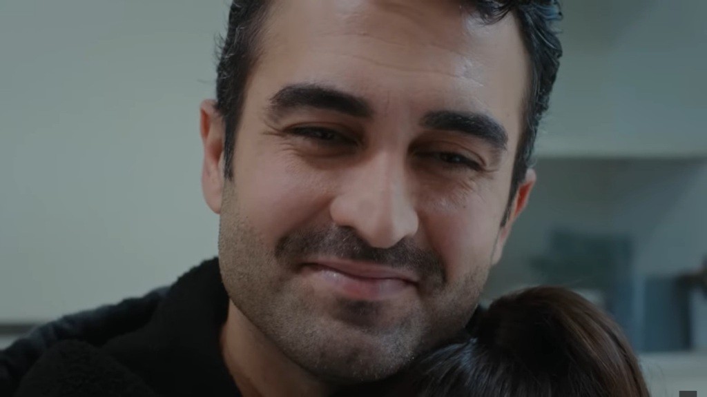 Ferit jest szczęśliwy, gdy tuli Ayse.