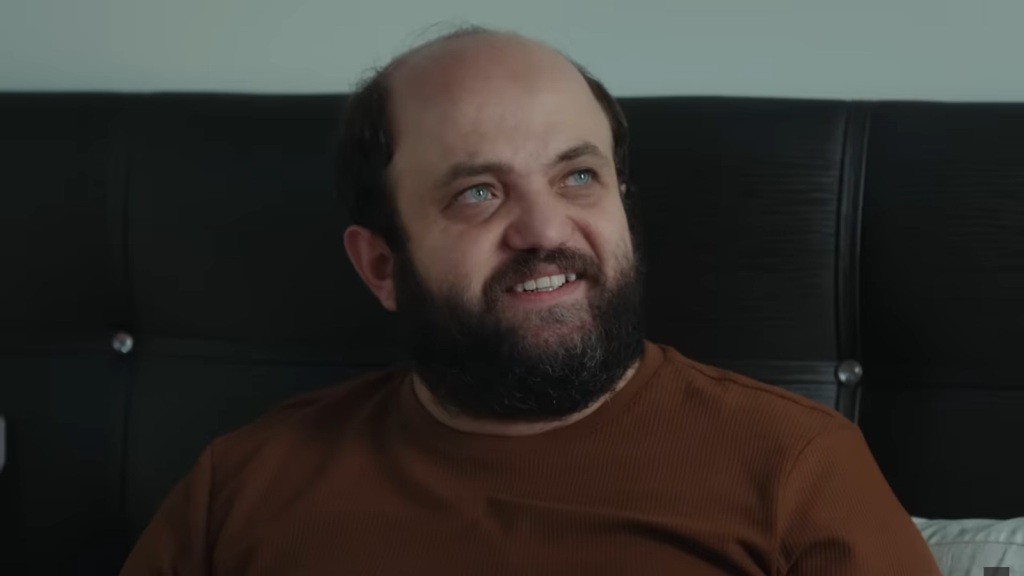 Sahin uśmiecha się - odzyskał jedno ze wspomnień.