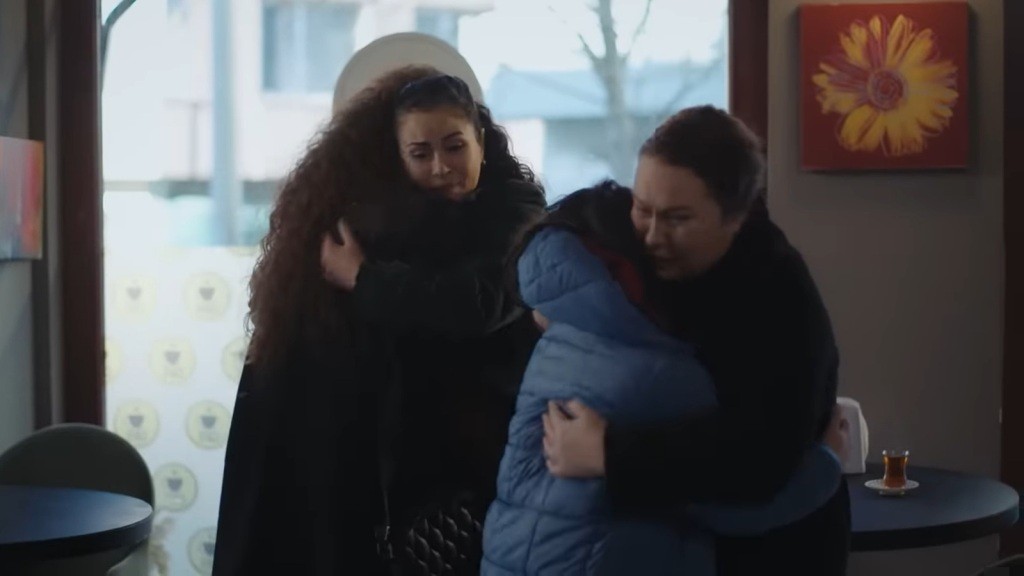 Nana i Yusuf ściskają się Aynur i Adalet.