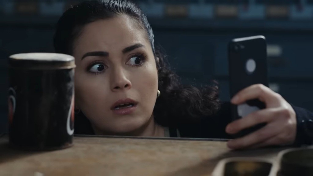 Aynur nagrywa z ukrycia za pomocą telefonu.