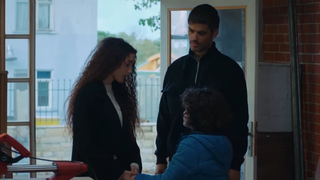 Nana, Poyraz i Yusuf w warsztacie stolarskim.