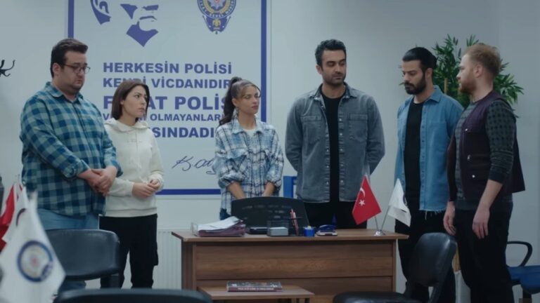 Ferit i Ayse żegnają się z kolegami z pracy.
