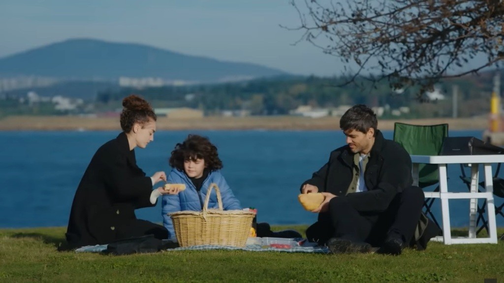 Nana, Yusuf i Poyraz na pikniku nad morzem.