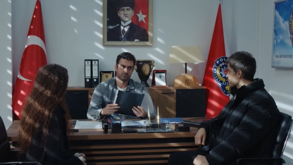 Ferit zapoznaje się w swoim gabinecie z dokumentami przekazanymi przez Poyraza.