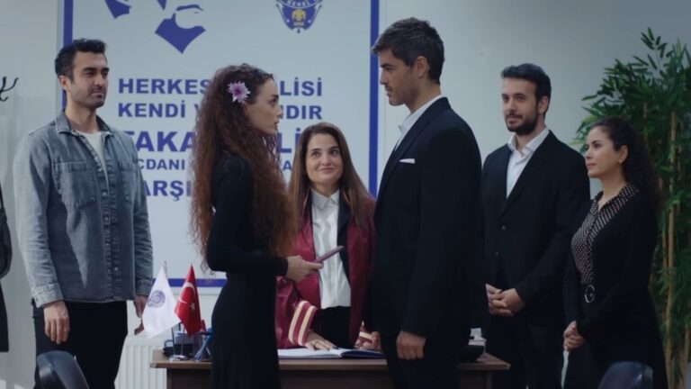 Ślub Nany i Poyraza na komisariacie.