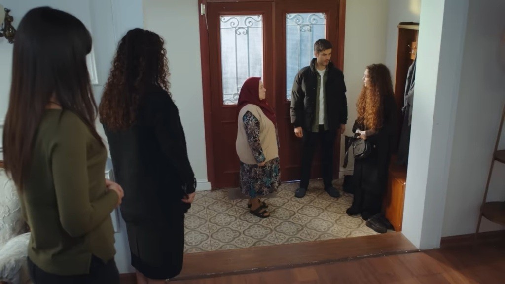 Nana i Poyraz wracają do domu. Cennet wita ich przy drzwiach. Cansel i Sibel stoją nieco dalej.