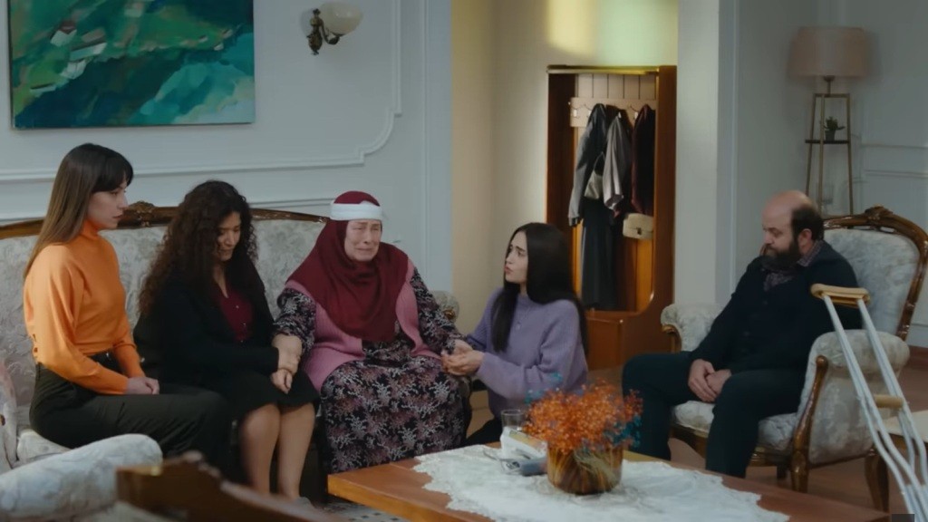 Cennet rozpacza, a Nazli próbuje ją uspokoić. Obok Cennet na sofie siedzą Cansel i Sibel. Na fotelu siedzi Sahin.