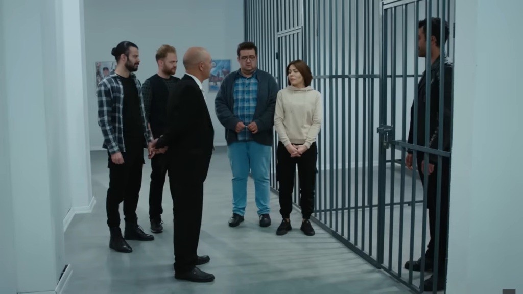 Ferit zamknięty jest w celi. Przed celą zgromadzeni są jego przyjaciele z komisariatu.