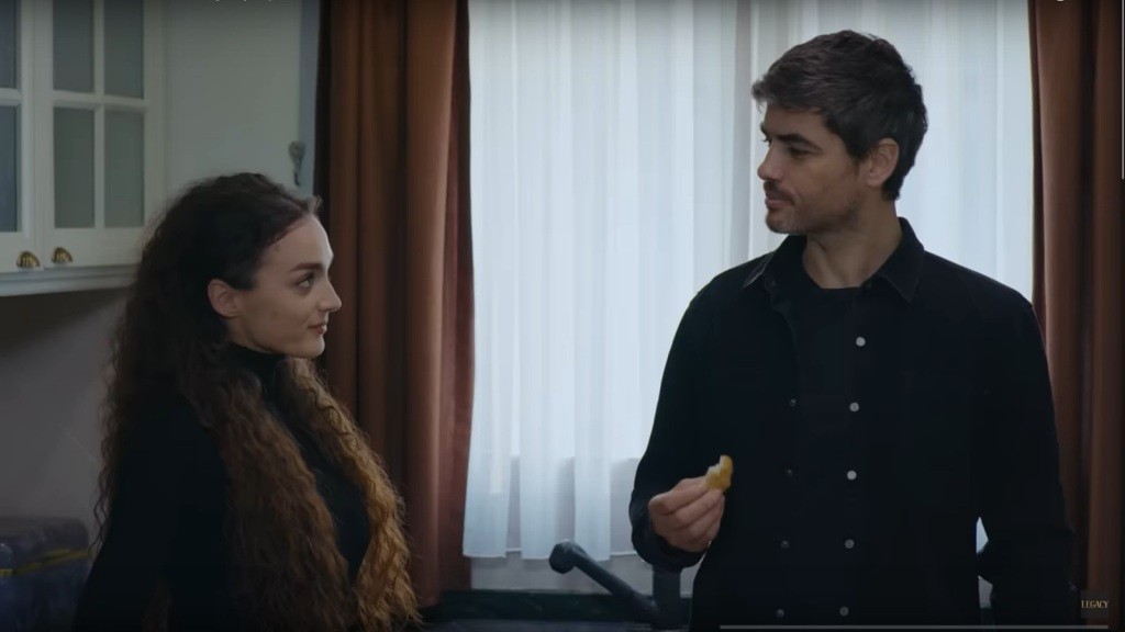Nana i Poyraz w kuchni.