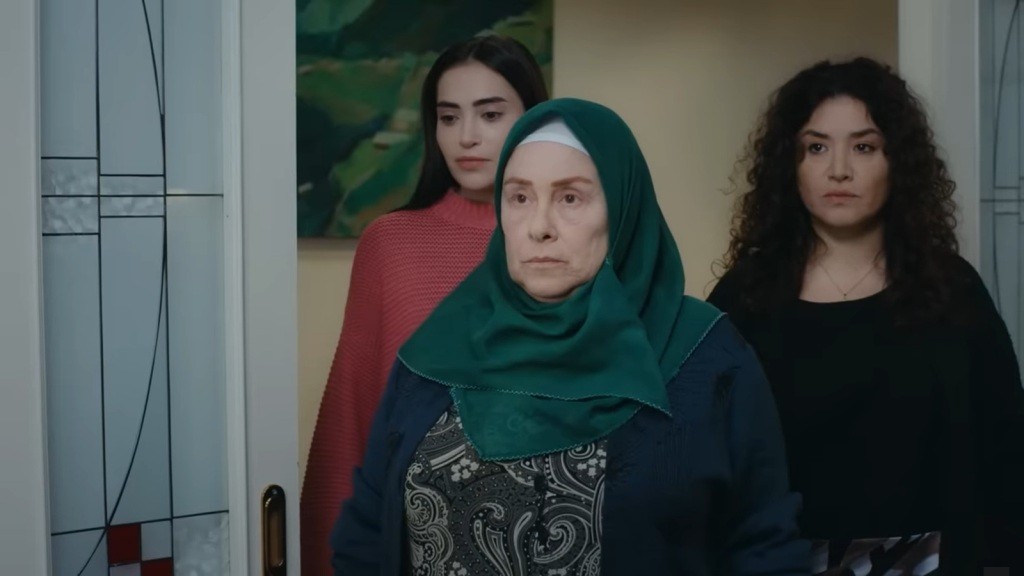 W wejściu do kuchni stają Cennet, Cansel i Nazli.