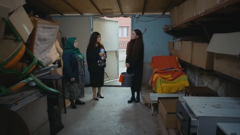 Cennet i Cansel zlecają Nanie pracę w garażu.