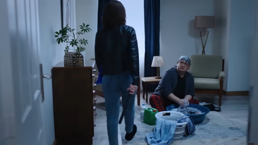 Kara wchodzi do pomieszczenia, w którym Ibrahim robi pranie ręczne.