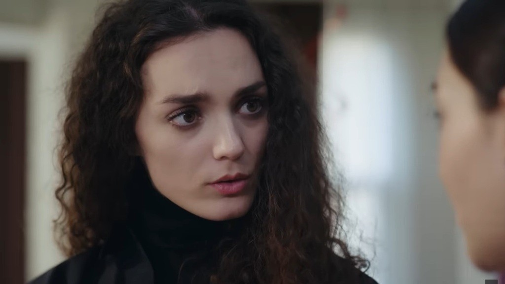 Nana rozmawia z Nazli.