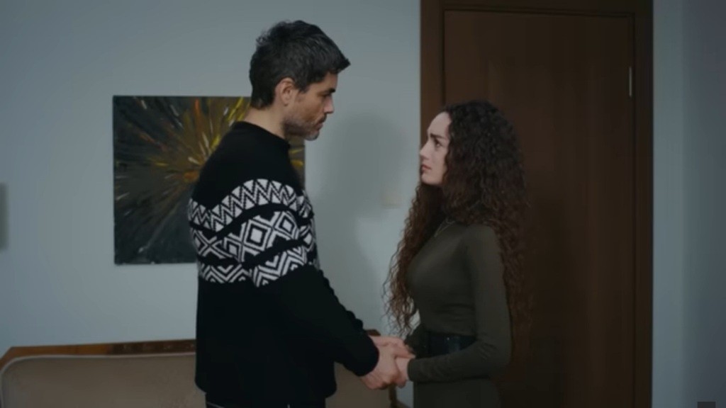 Poyraz stoi naprzeciwko Nany, ujmując jej ręce.