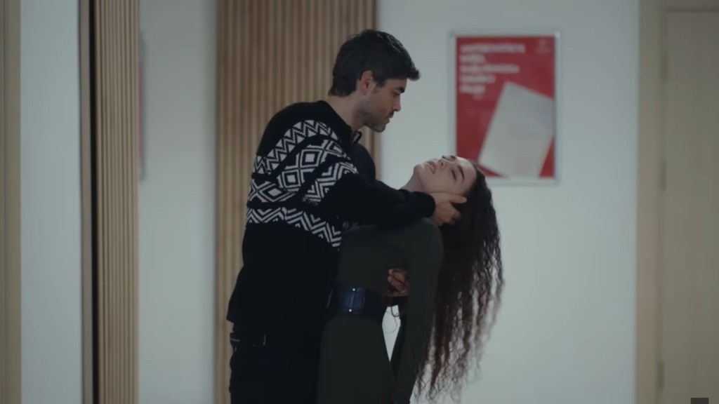 Nana mdleje w ramionach Poyraza.