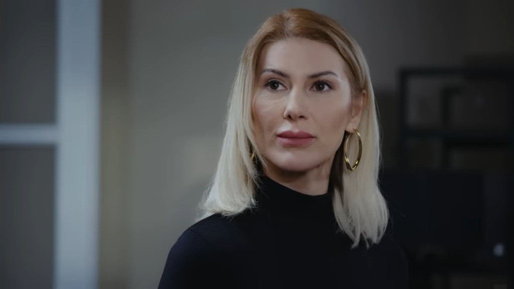 Isil obserwuje uważnie wybrankę syna.