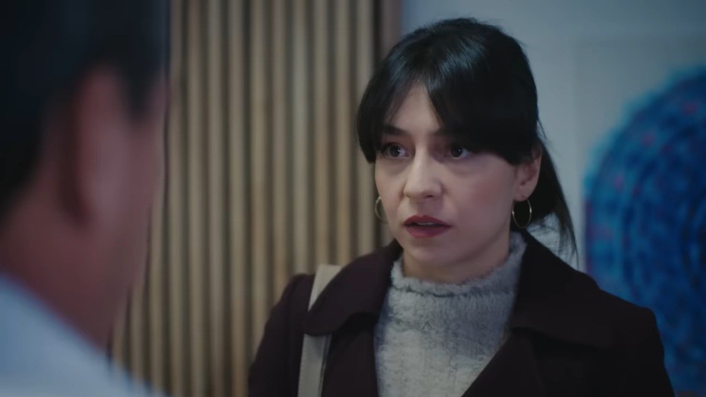Sibel podczas rozmowy z doktorem w szpitalu.