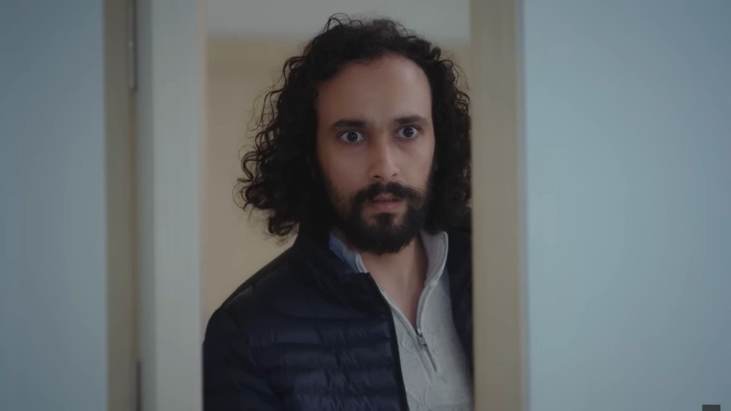 Semih otwiera szeroko oczy.