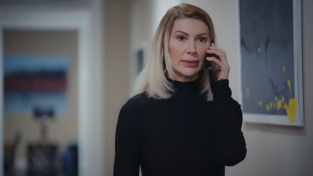 Isil, matka Sinan, rozmawia przez telefon.