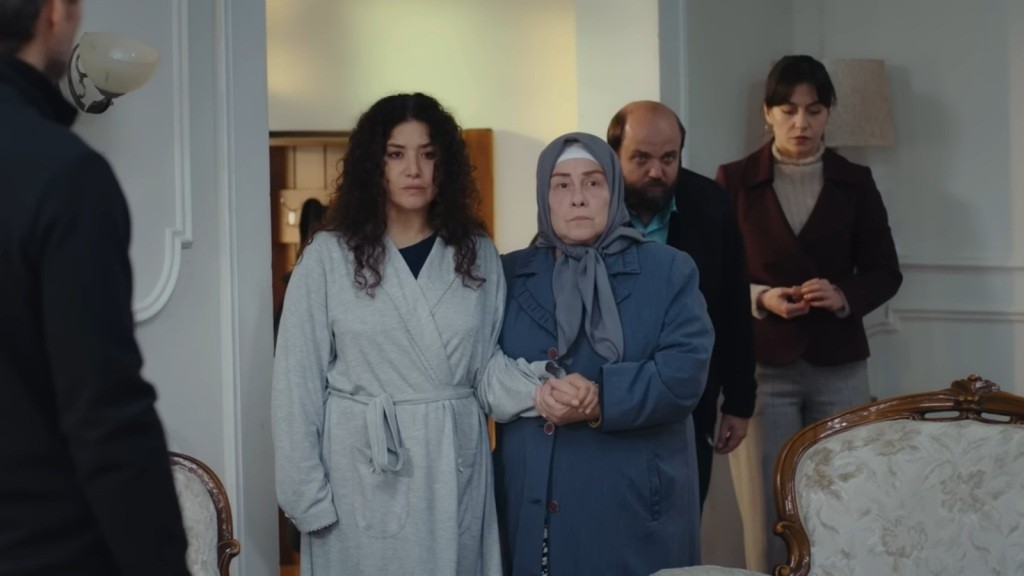 Cansel wraca do domu. Cennet trzyma ją za rękę. Za nimi idą Sahin i Sibel.