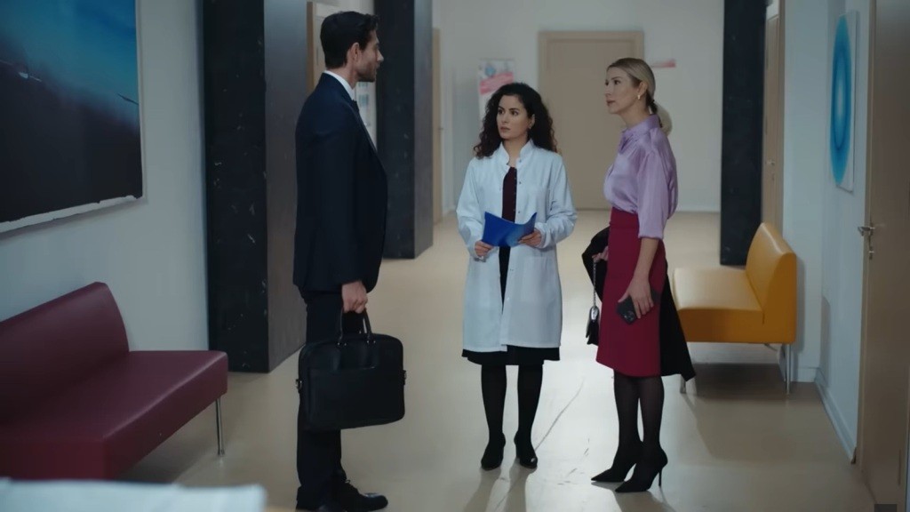Scena rozgrywa się na szpitalnym korytarzu. Aynur, ubrana w lekarski fartuch, prowadzi rozmowę z Sinanem i jego mamą.