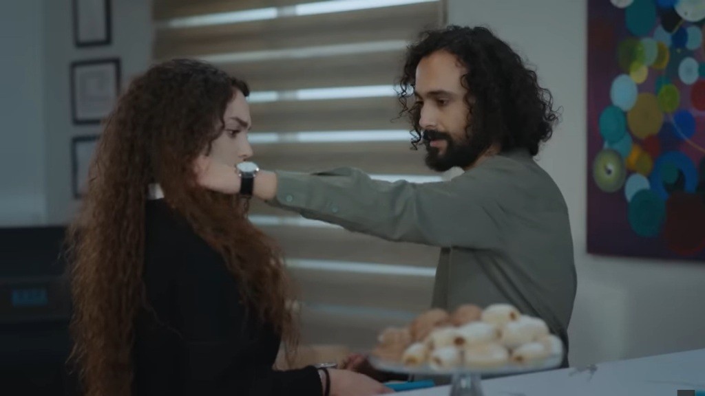 Semih dotyka włosów Nany.