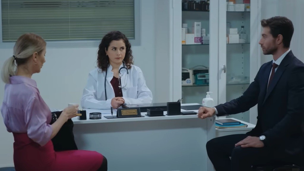 Scena w gabinecie lekarskim, gdzie Aynur wciela się przed Isil w kardiologa.