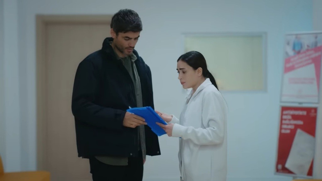 Nazli pokazuje Poyrazowi wynika Cansel.