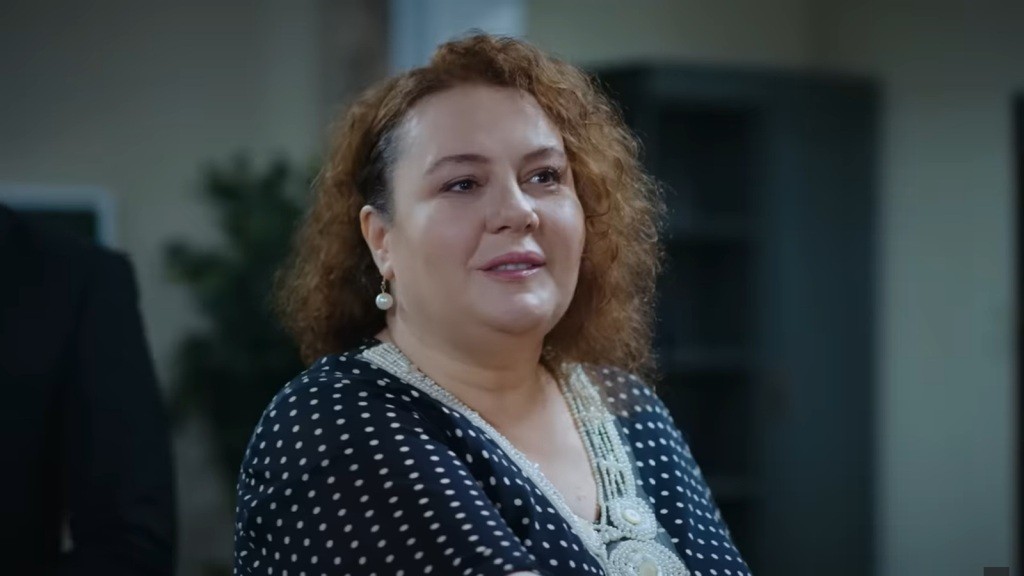 Adalet, wystrojona i umalowana.