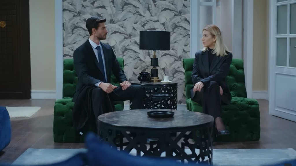 Sinan i Isil zajmują miejsca na sąsiednich fotelach.