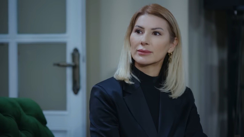 Isil patrzy poważnie na syna.