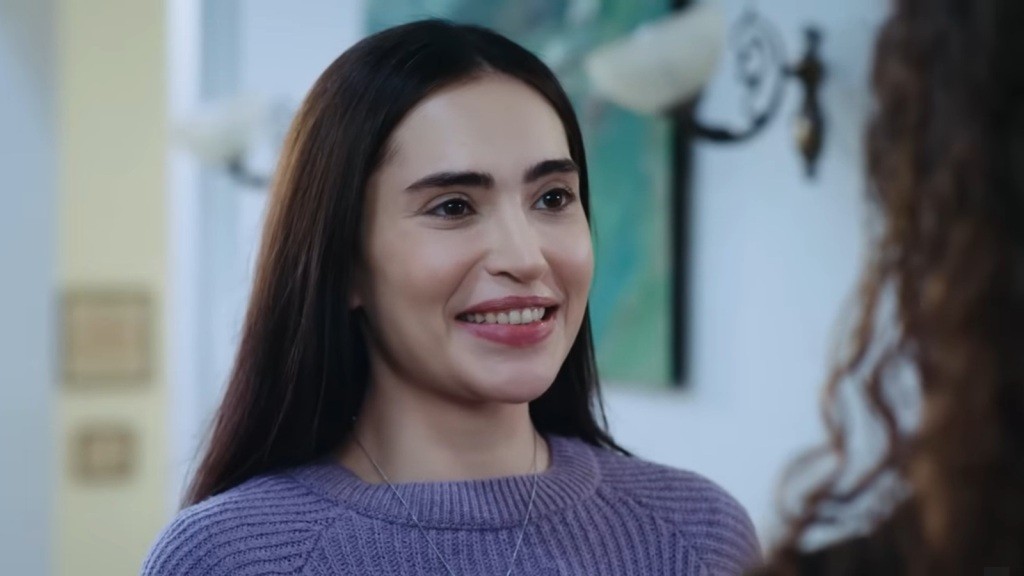 Nazli uśmiecha się promiennie.