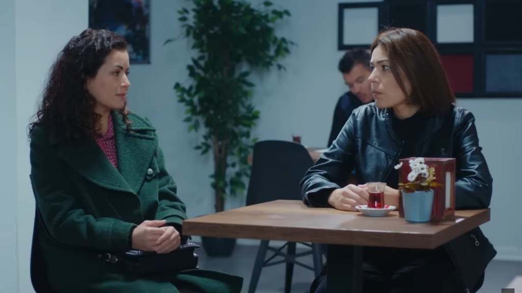 Aynur i Kara przy stoliku w stołówce.