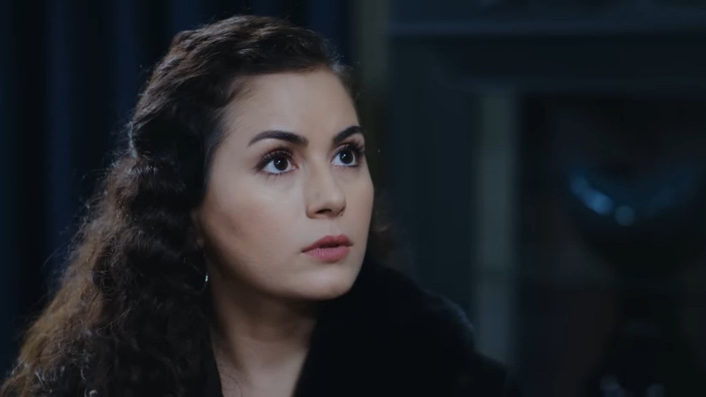 Aynur patrzy z zaskoczeniem.