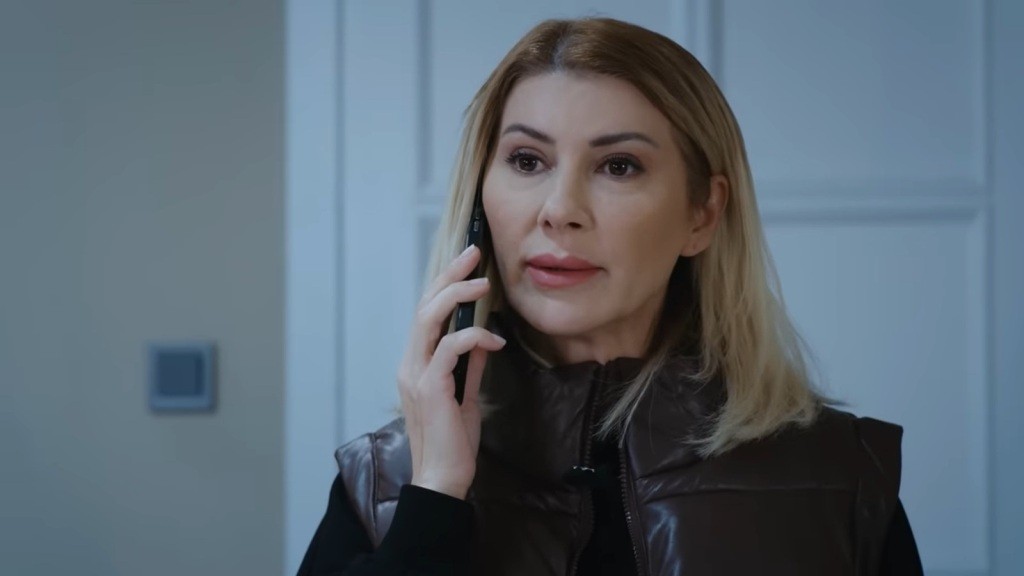 Isil rozmawia przez telefon.