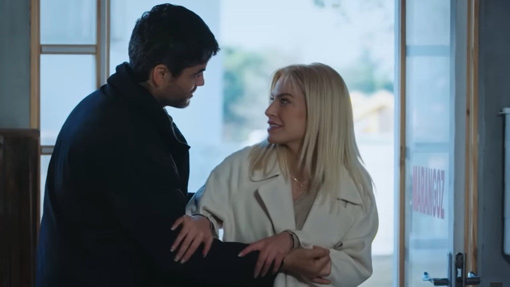 Poyraz ratuje Ecem przez przewróceniem się.
