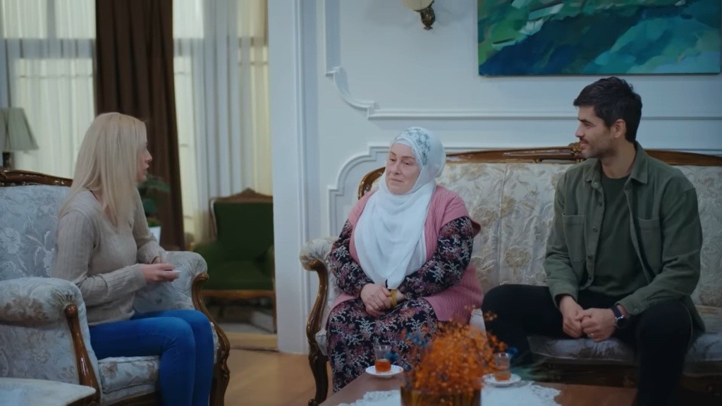Ecem, Cennet i Poyraz siedzą w salonie.