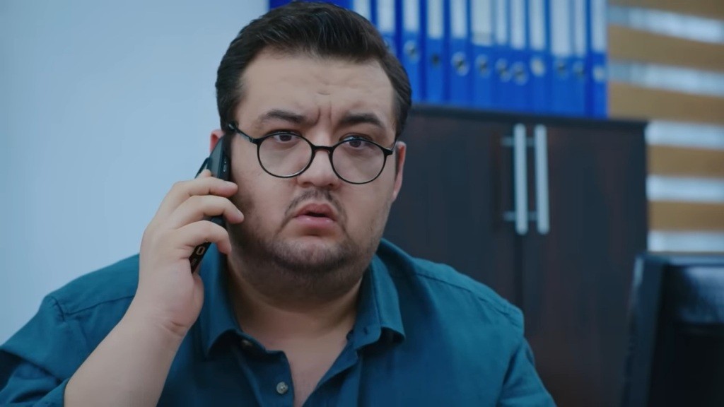 Ibo rozmawia przez telefon. Sprawia wrażenie przerażonego.