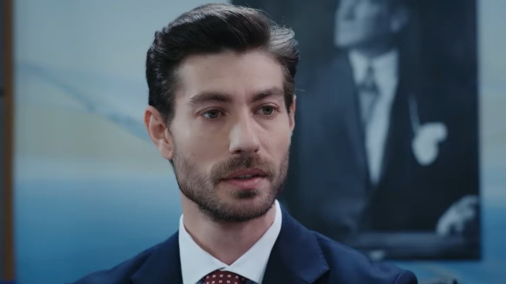 Prokurator Sinan pod krawatem.
