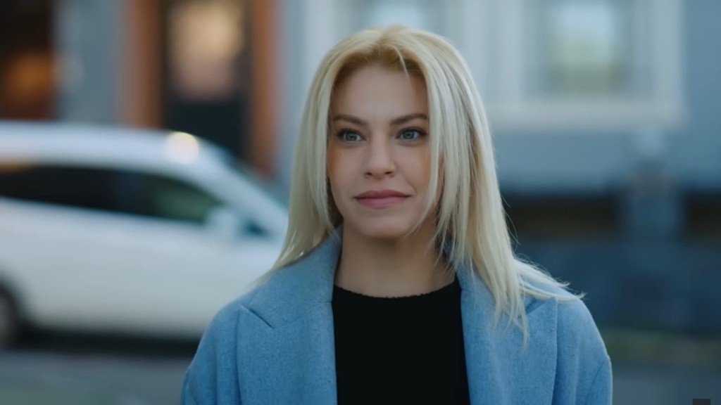Ecem spogląda z determinacją.